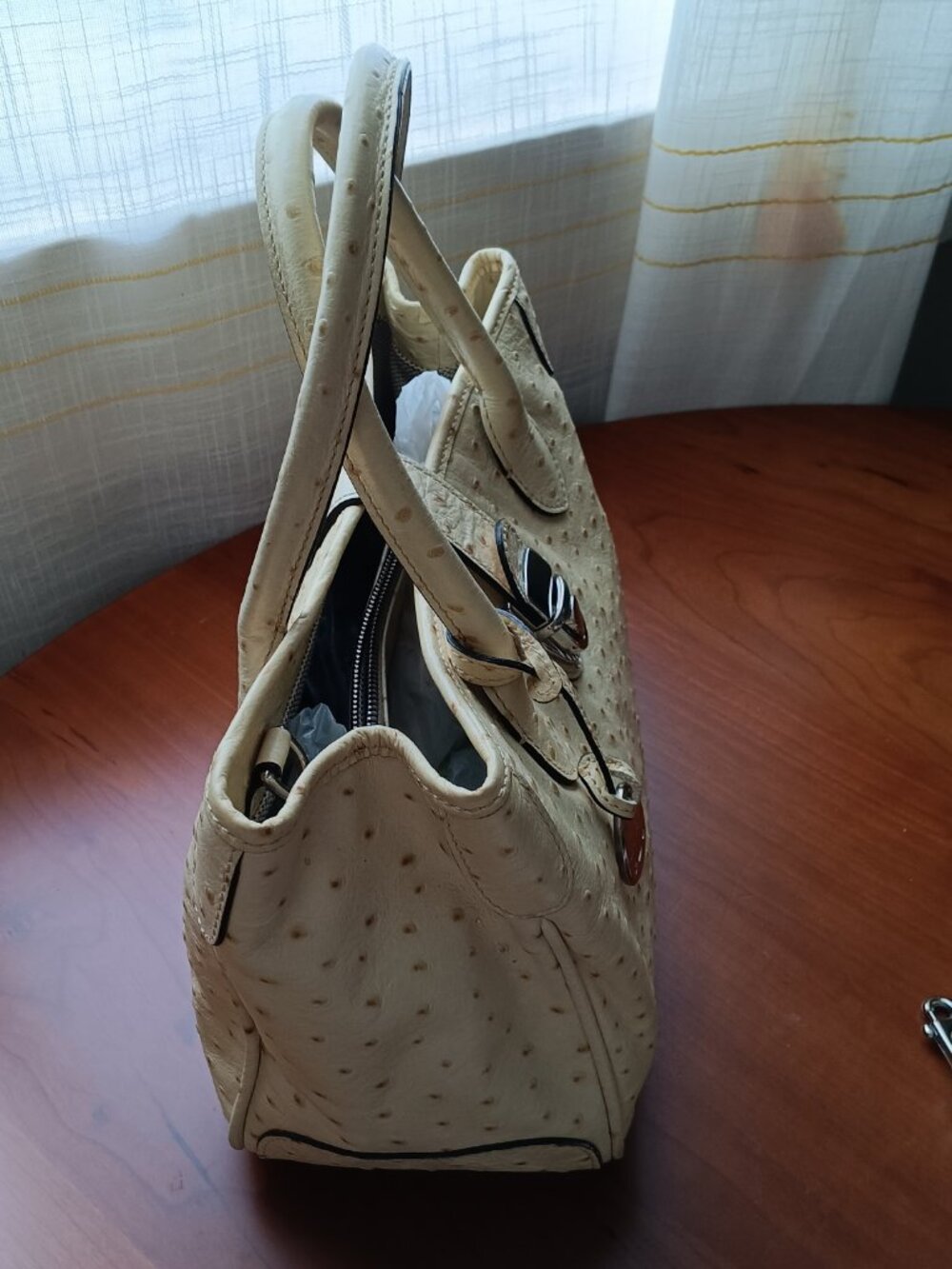 EUC Dooney & Bourke Small Buttercream Yellow Ostrich Satchel - Picture 4 of 16